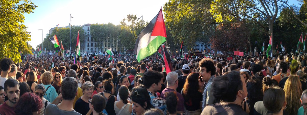 Desde la cuesta de Moyano, imposible acceder al Paseo de la Castellana. Madrid se levanta por #Palestina