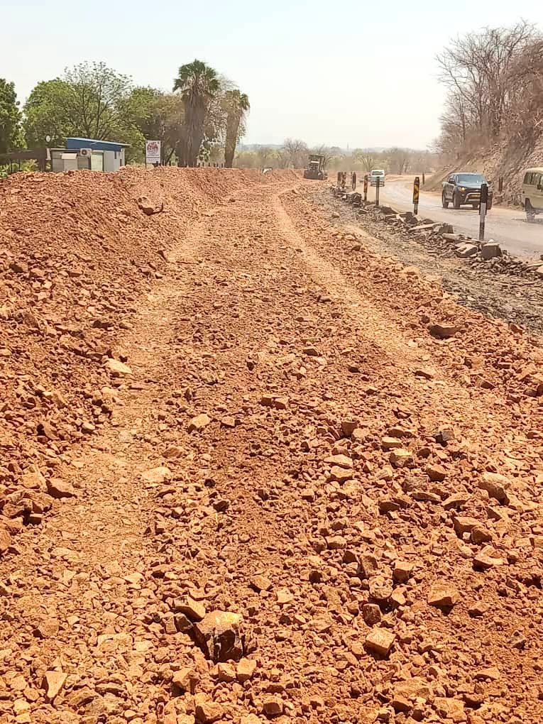 Samwacho's tweet image. Progress on the Vic Falls-Byo road is impressive, especially on the Hwange section. Once completed, it will boost safety, efficiency, &amp;amp; tourism, enhancing one of Zim&apos;s key routes.
#Infrastructure 
#Tourism #ZimbabweDevelopment
whatsapp.com/channel/0029Vb…
@MinistryofTID
@TapiwaMhona1