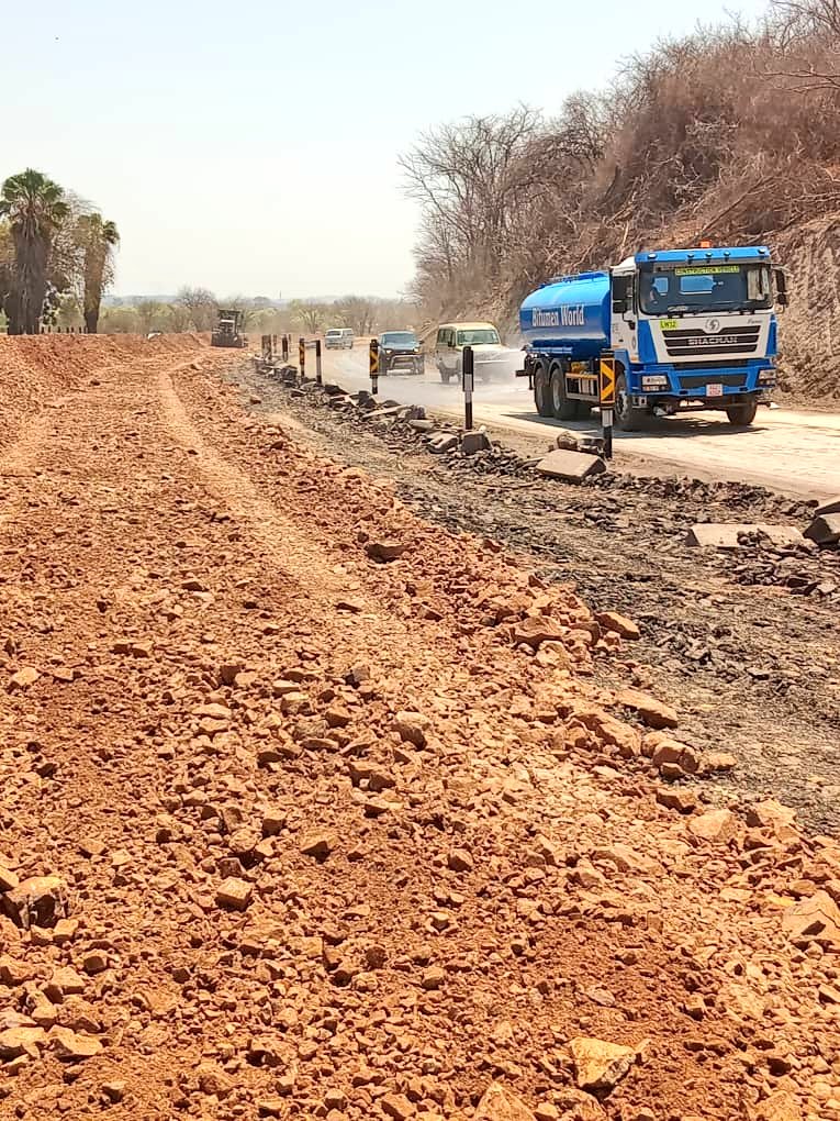 Samwacho's tweet image. Progress on the Vic Falls-Byo road is impressive, especially on the Hwange section. Once completed, it will boost safety, efficiency, &amp;amp; tourism, enhancing one of Zim&apos;s key routes.
#Infrastructure 
#Tourism #ZimbabweDevelopment
whatsapp.com/channel/0029Vb…
@MinistryofTID
@TapiwaMhona1