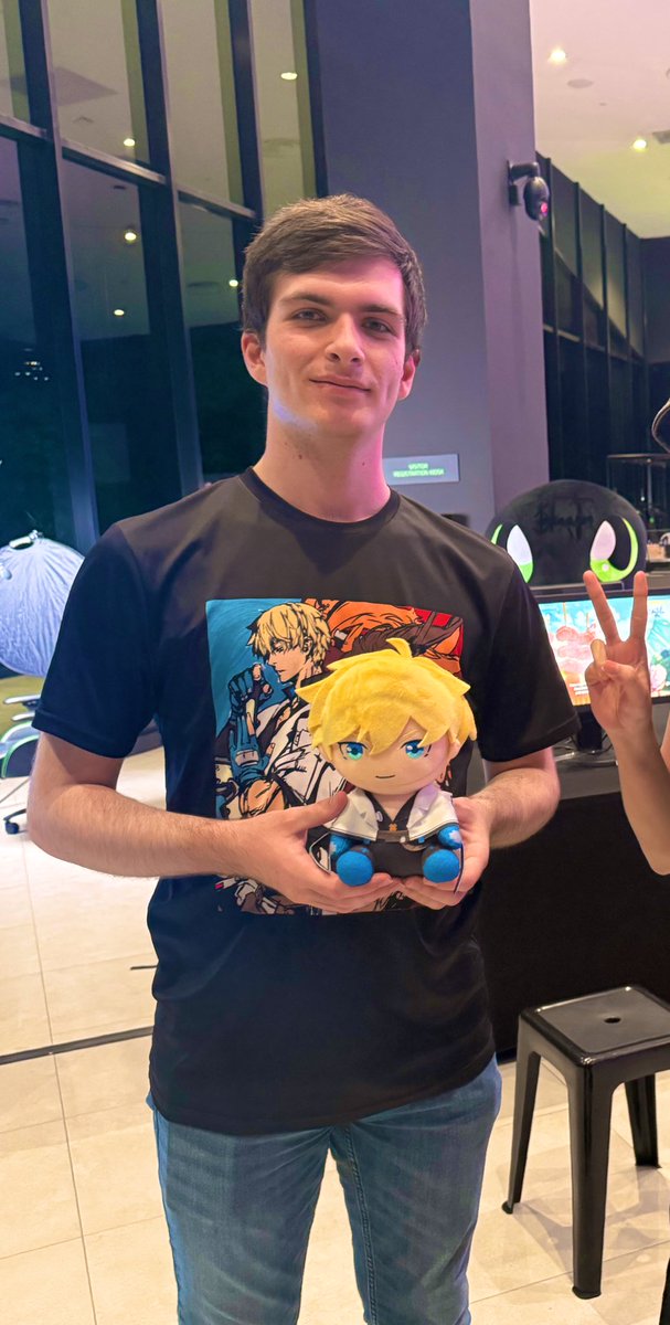 Managed to get a photo with <a href="/Beedozer3/">Beedozer</a> and let him hold my Ky plushie 😌 Great games! Congrats on Top 8 #seamajor2025