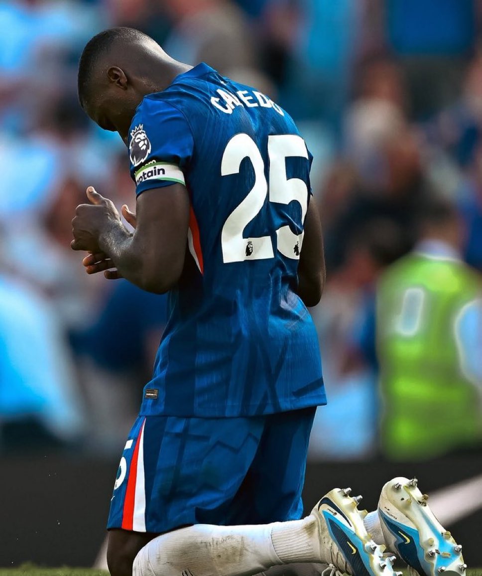siueseba1's tweet photo. Ya no hay que hablar de Caicedo como el mejor MCD del mundo. 
Hay que comenzar a hablar de él en la mesa de los mejores del mundo.
El mejor del mes del Chelsea y celebra con un golazo contra el Liverpool https://t.co/YQAAOU1lUB