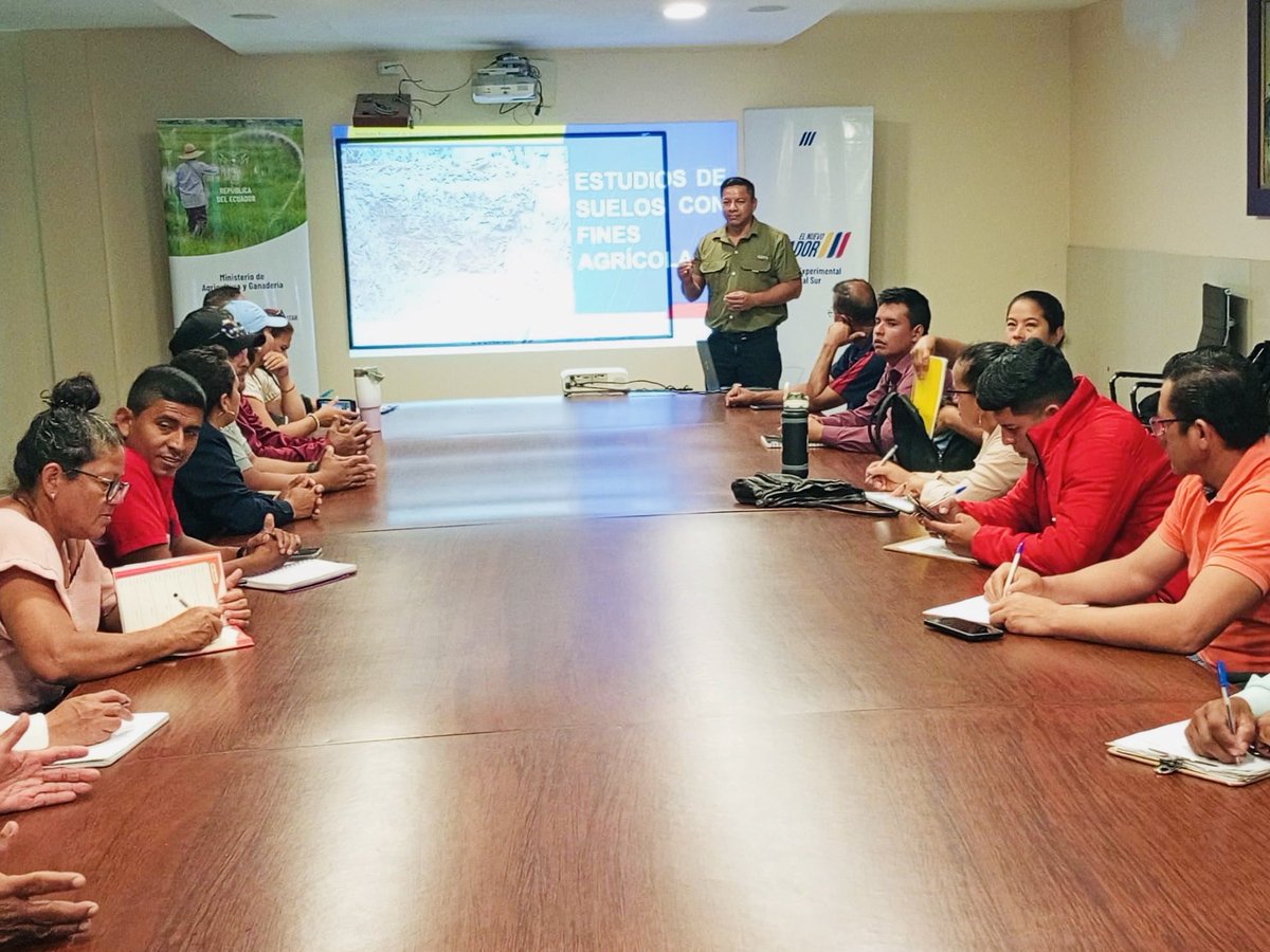 AgriculturaEc's tweet photo. ⸻
#LosRíos 🌱 | Junto a @INIAPECUADOR fortalecemos los conocimientos del campo con el Taller teórico-práctico de Muestreo de Suelos y Agua, realizado en la Estación Experimental Litoral Sur.
👩🌾 Participaron 7 organizaciones beneficiarias del Proyecto #DESATAR, que ahora cuentan con mejores herramientas para analizar sus suelos y gestionar el uso del agua, impulsando una agricultura más eficiente, técnica y sostenible.
#ElNuevoEcuadorImpulsa