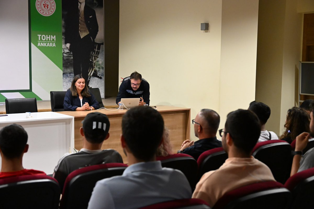 TEF Eğitim Kurulu tarafından 2-4Ekim 2025 tarihleri arasındaAnkaraTOHM EskrimSalonunda gerçekleştirilen Kılıç Branşı Antrenör Gelişim Semineri, sertifika töreninin ardından sona erdi.Katılımcılara sertifikaları, TEFBşk.yard.  Sn. Prof. Dr.Bilgehan BAYDİL tarafından takdim edildi