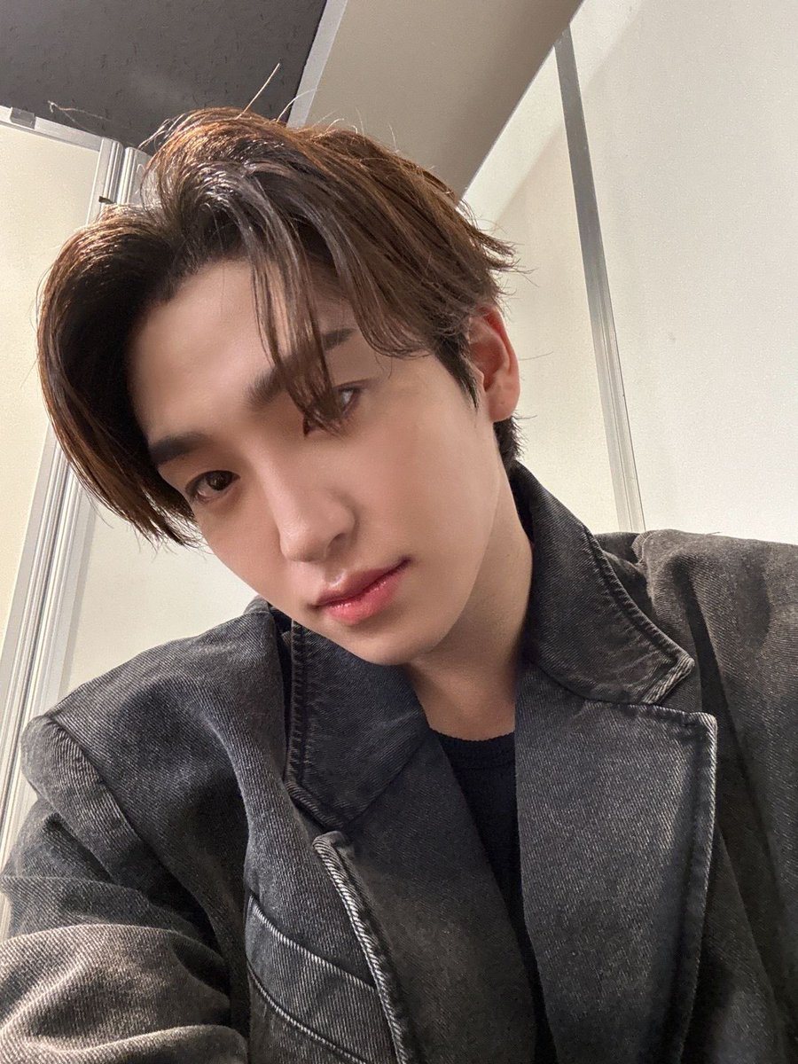 borainbooks's tweet photo. The burgundy on my T-shirt when you splashed your wine into me
And how the blood rushed into my cheeks, so scarlet, it was maroon ❤️

#TBSD #더비셀카데이 #DeobiSelcaDay #TheBSelcaDay #SANGYEON #상연 #THEBOYZ #더보이 @THEBOYZ_officl https://t.co/4sAdqgkkBe
