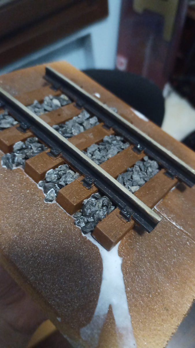 PeterIronborn's tweet photo. So, the new ballasy arrived and i'm pretty happy with how it looks. However, painting all the rails and bolts will cause me to go stupid once and for all

Next week a new paint will arrive and i'll try that https://t.co/OLQzi7q0pc