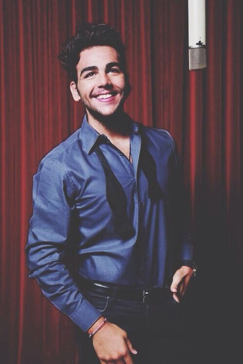 Feliz cumpleaños al volo favorito de este perfil 😭😭😭 (puse esa foto de hace como 13 años porque es de mis favs de Toda la vida)
El volo de la voz más tierna, el streamer (que vuelva un día 😭), ahora papá, esposo y un gran ídolo. 🥹✨ Deseándole lo más bonito y buena gira✨