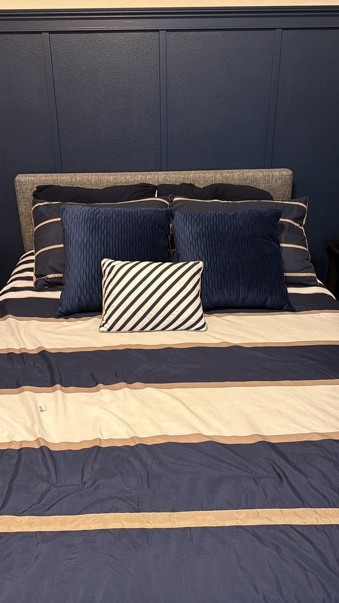shimbashipro's tweet photo. Does a bed need 7 pillows? Serious inquiries only https://t.co/0iJCFTKzpT