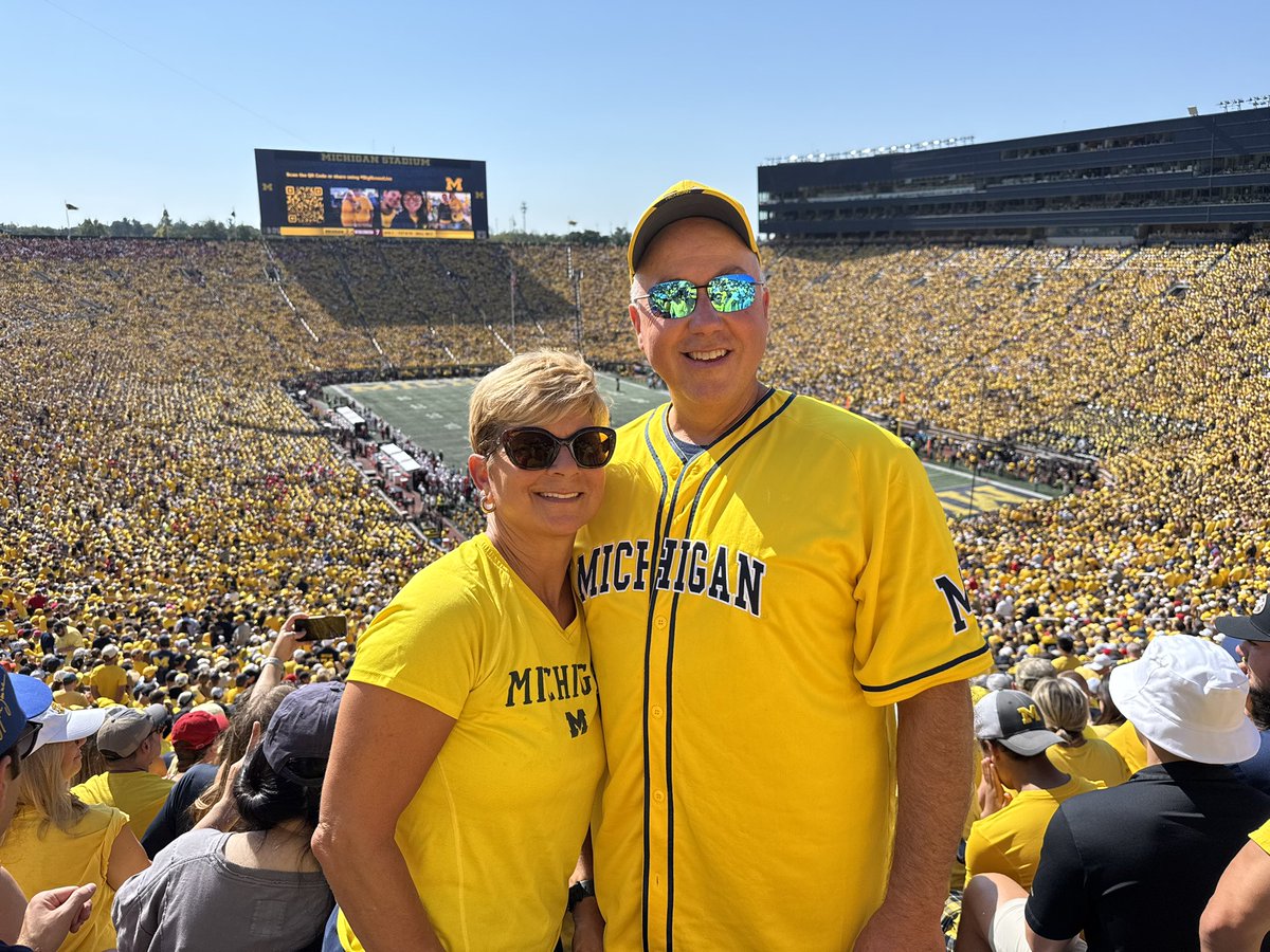 m_skis's tweet photo. Go Blue!  #BigHouseLive https://t.co/9L8qQPvcMS