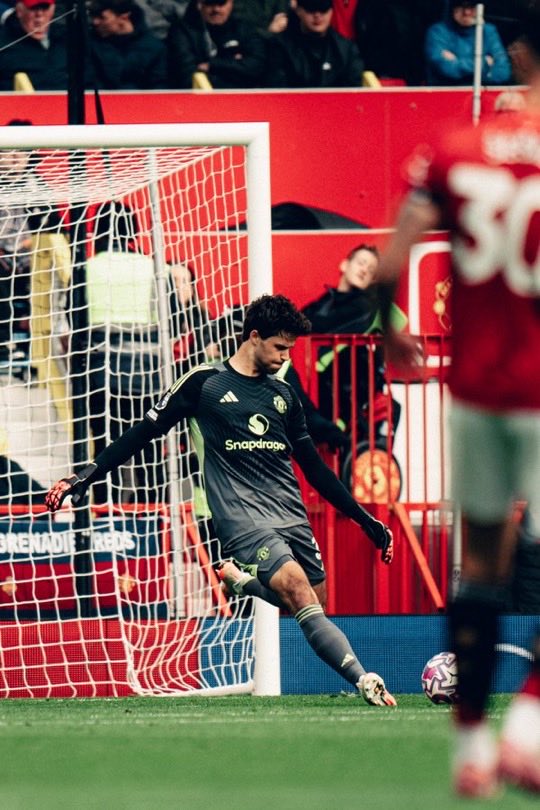 HoanDaoVu1's tweet photo. Perfect debut for Lemmens..🤩👌🏼

#ManUtd #MUFC #GGMU #UTFR #PL #PremierLeague #Football #MUNSUN #Win #CleanSheets #Debut #Lemmens #No1 #Keeper https://t.co/tYolesLg46