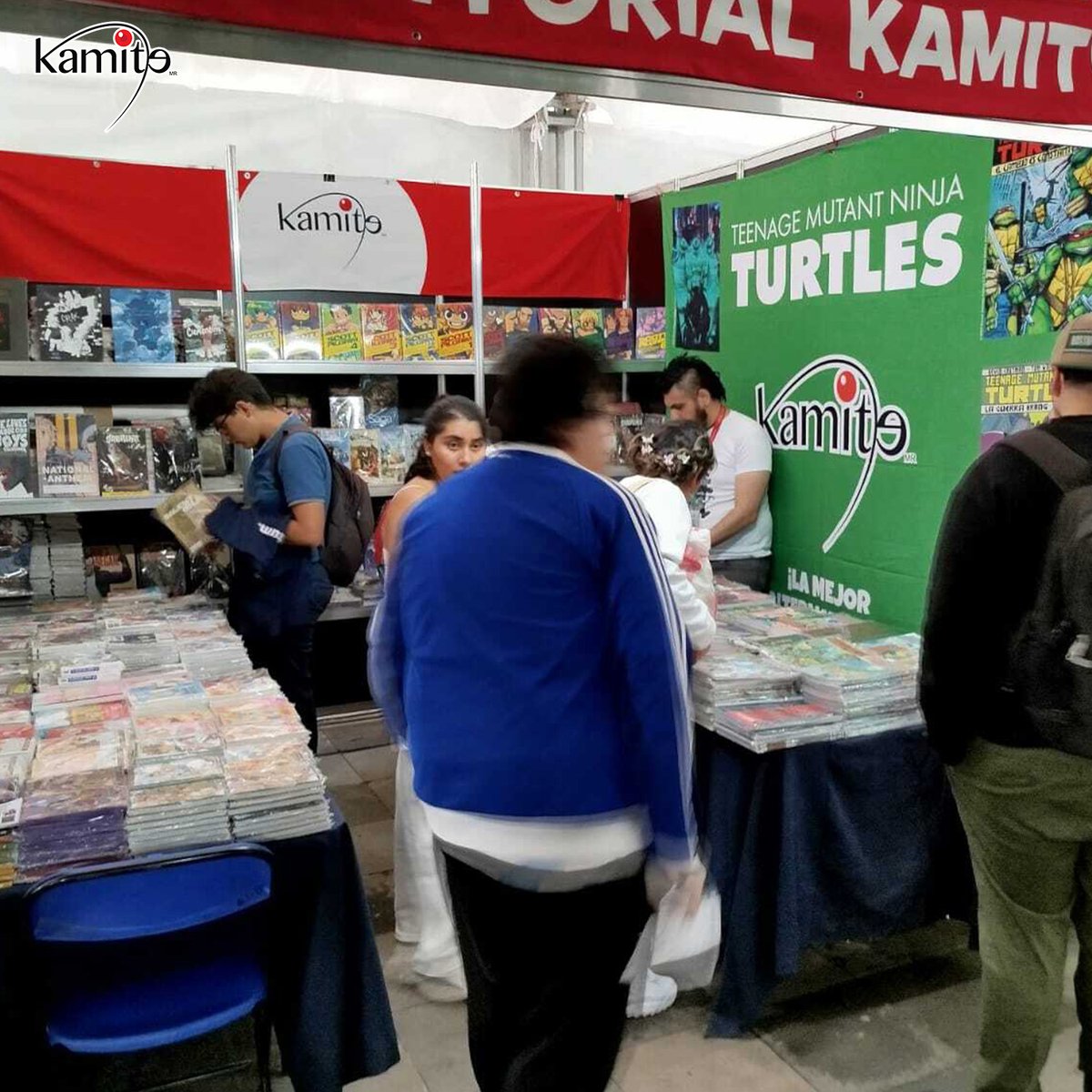 Kamite5's tweet photo. 🤩 ¡La magia del #Kamitour no se detiene en la #FILLM! 🚶‍♂️✨
💖 Si buscas romance, acción o a tus héroes favoritos, en Plaza de Armas Morelia te esperan historias únicas listas para acompañarte. 📖💥 📍
🏃🏻‍♂️💨Corre al stand de #Kamite, encuentra tus próximos tesoros de lectura. 🗓️😁 https://t.co/XCBdTXvaqM