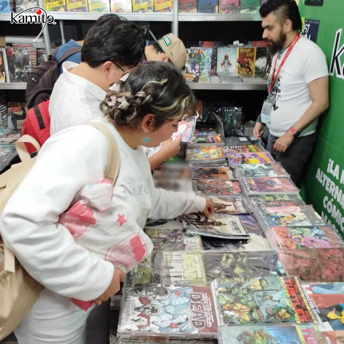 Kamite5's tweet photo. 🤩 ¡La magia del #Kamitour no se detiene en la #FILLM! 🚶‍♂️✨
💖 Si buscas romance, acción o a tus héroes favoritos, en Plaza de Armas Morelia te esperan historias únicas listas para acompañarte. 📖💥 📍
🏃🏻‍♂️💨Corre al stand de #Kamite, encuentra tus próximos tesoros de lectura. 🗓️😁 https://t.co/XCBdTXvaqM