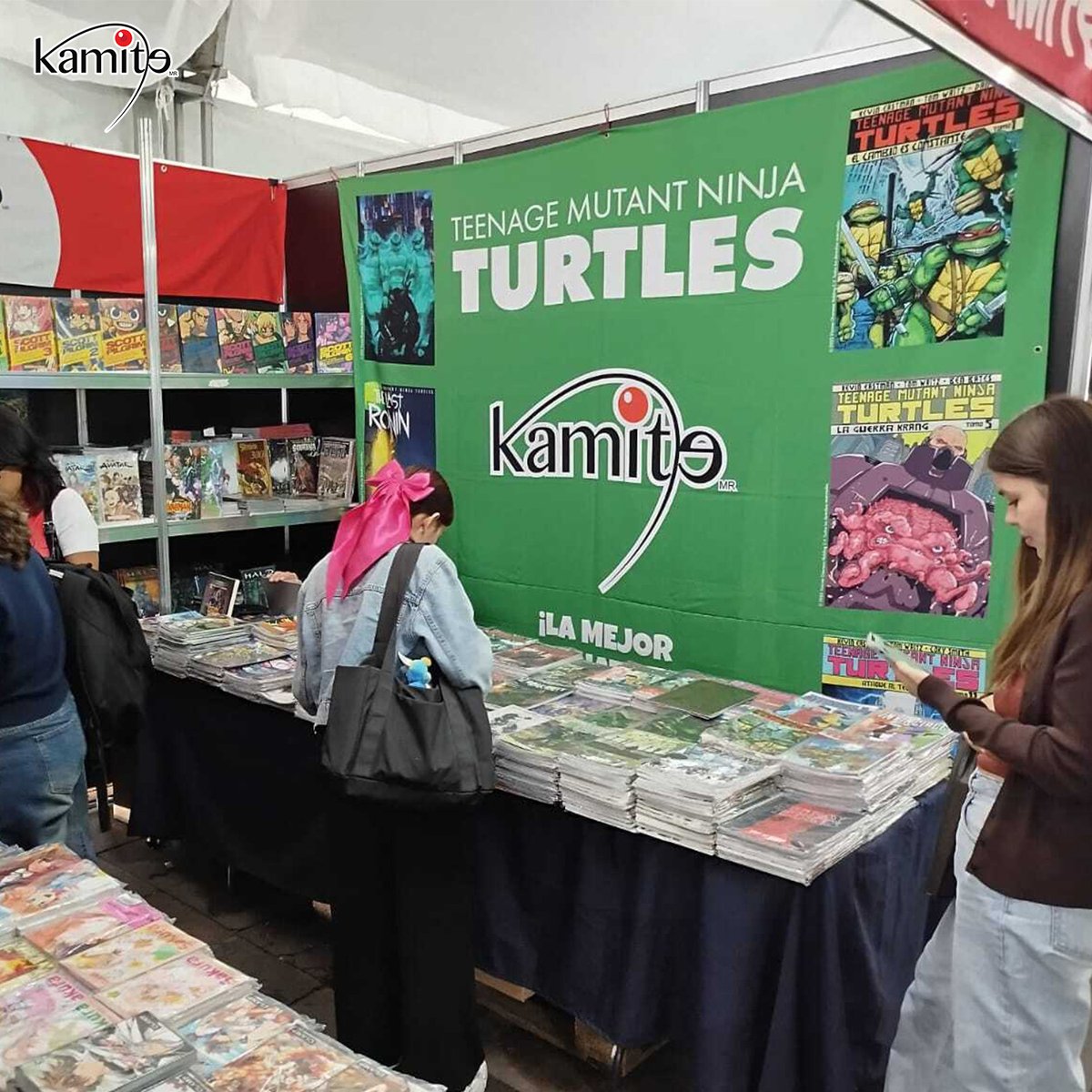 Kamite5's tweet photo. 🤩 ¡La magia del #Kamitour no se detiene en la #FILLM! 🚶‍♂️✨
💖 Si buscas romance, acción o a tus héroes favoritos, en Plaza de Armas Morelia te esperan historias únicas listas para acompañarte. 📖💥 📍
🏃🏻‍♂️💨Corre al stand de #Kamite, encuentra tus próximos tesoros de lectura. 🗓️😁 https://t.co/XCBdTXvaqM