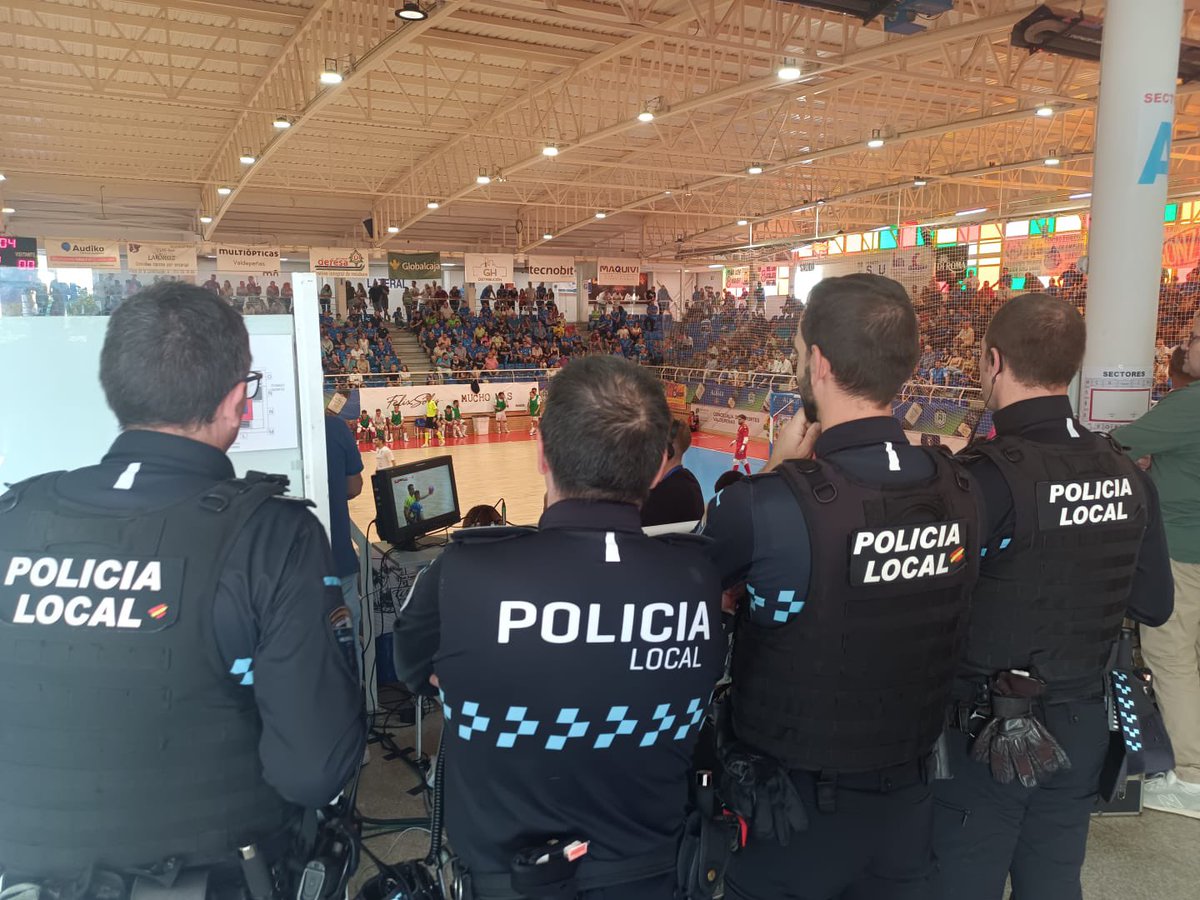 Una jornada más del <a href="/VinaAlbaliFS/">Viña Albali Valdepeñas</a> contra el #OParruloFerrol.

Se regula el tráfico agradeciendo la colaboración de los conductores y viandantes.

#EstaryServir
#ValdepeñasSegura
#PoliciaLocalValdepeñas