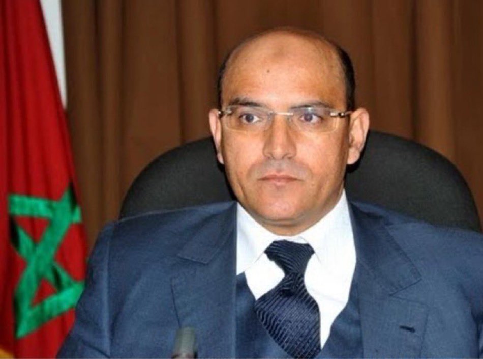 Mahmoud93432501's tweet photo. #سرطان_الفساد مشكل الفساد فالمغرب راه بنيوي ينطلق من المركز اللي هي الحكومات المتعاقبة، لينتشر في عموم مؤسسات الدولة، وهادي هي حرفيا بنية المافيا التي كان تحدث عنها الكاتب والناطق باسم القصر الملكي السابق حسن أوريد وقال بالحرف"   أنه في بداية العشرية عرفت بلادنا ممارسات أقرب ما تكون إلى ممارسات المافيا، برزت في أشخاص لهم سوابق في الاتجار بالمخدرات وظفوا عناصر قريبة لهم، وسعوا إلى التغلغل في بنية الدولة من خلال شراء الذمم واختراق الجسم السياسي، واستطاعوا الاقتراب من مركز القرار لدرجة أن أصبحت هناك بنية موازية تعلو على هيكل الدولة، تأمر فيؤتمر بأمرها، وتعتبر هذه الظاهرة من أسوأ ما عرفه المغرب الحديث من تجارب"، بمعنى وصلنا لأعلى مستويات الفساد اقتصاديا إداريا سياسيا اجتماعيا فكلشي أصبح هو لقاعدة، والعكس هو الاستثناء بالدليل وخوه، فساد فالصفقات العمومية، فساد فالترقيات فمناصب المسؤولية، فساد فمنح التراخيص فالمجالات الحيوية، فساد الصحة والتعليم بتقوية ودعم القطاع الخاص على حساب العام، فساد فالاحزاب بتزكية الفاسدين والمشبوهين، فساد بتضارب لمصالح لأشخاص في السلطة والأمثلة بالجملة، فساد بوجود حالات التنافي بين السلطة والمال، فساد بوجود منطق السوق الحر دون تنزيله بقواعده الحقة(فالمحروقات،فالبنوك،فالتأمينات،فالأدوية،وقس على ذلك)، فساد فتساهل الإدارة مع الشركات والمقاولات على حساب الطبقة العاملة، فساد في تنزيل العدالة الضريبية بتواطئ من الإدارة، فساد فالتعليم العالي وفضائح الشواهد المزورة، بمعنى الآن نحن في معركة وجود مع هذا السرطان نكون أو لا نكون #والسلام_عليكم