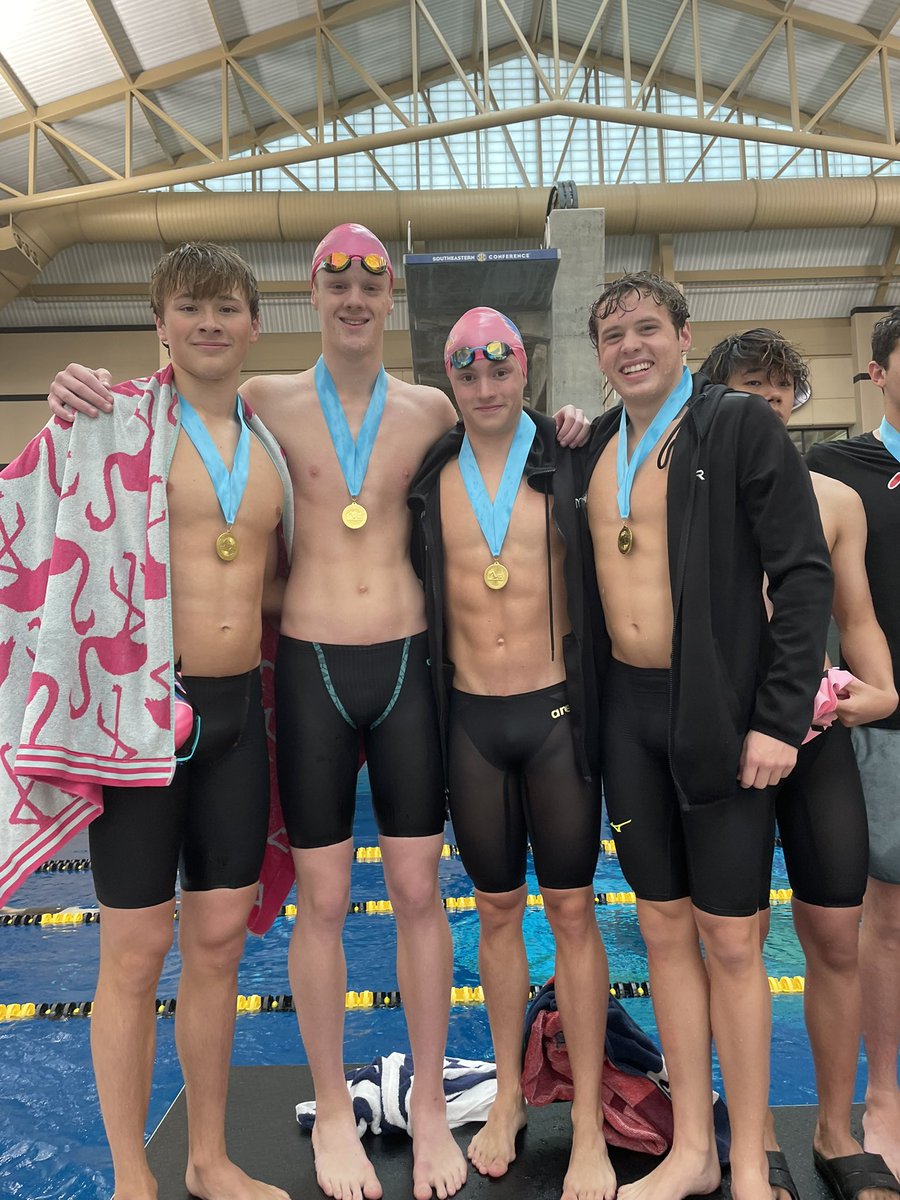 The 200 Free Relay wins COMO and breaks the COMO meet record and breaks their own school record with a 1:25.19!  Their previous record was 1:25.46 and the meet record was 1:25.68 by SLUH in 2019. Their splits were 21.04/21.10/21.92/21.13!!