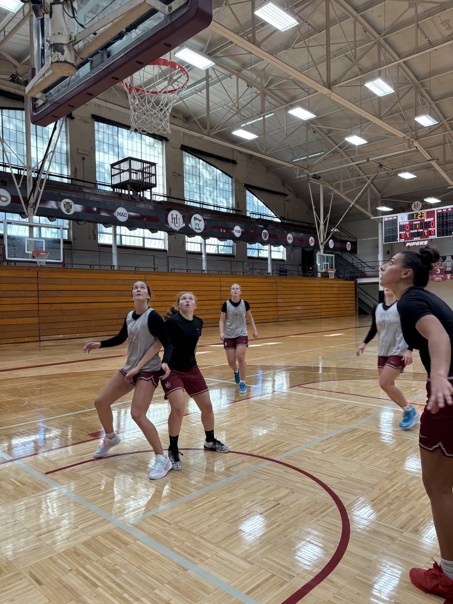 HamlineWBB's tweet image. Back to 🏀! #goHU