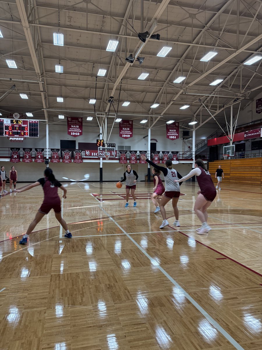 HamlineWBB's tweet image. Back to 🏀! #goHU