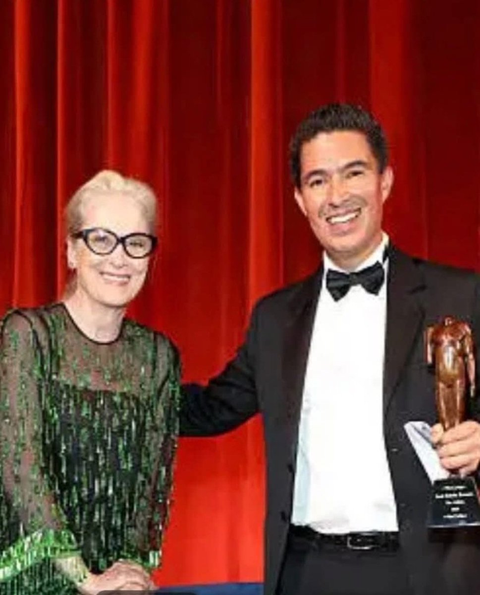 En estos días le dieron un reconocimiento a #LibertadParaJoséRubénZamora y lo recibió su hijo José Carlos, de manos de Meryl Streep.

Son los premios de Justicia de la Fundación Clooney en Londres.

Ningún medio en Guatemala lo reportó. Qué mordaza!