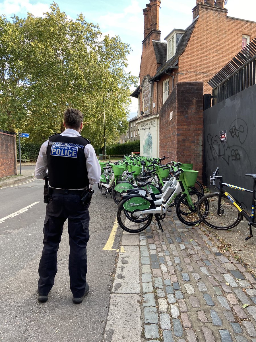 mickgomery02's tweet photo. Serious incident on Ship Lane, Mortlake (SW14): @limebike have taken the pavement hostage.
Officer standing by for negotiations. 🚴‍♂️💚
#Mortlake #Richmond #LimeBike #ebikes 

@metpoliceuk https://t.co/wiXwGrvhse