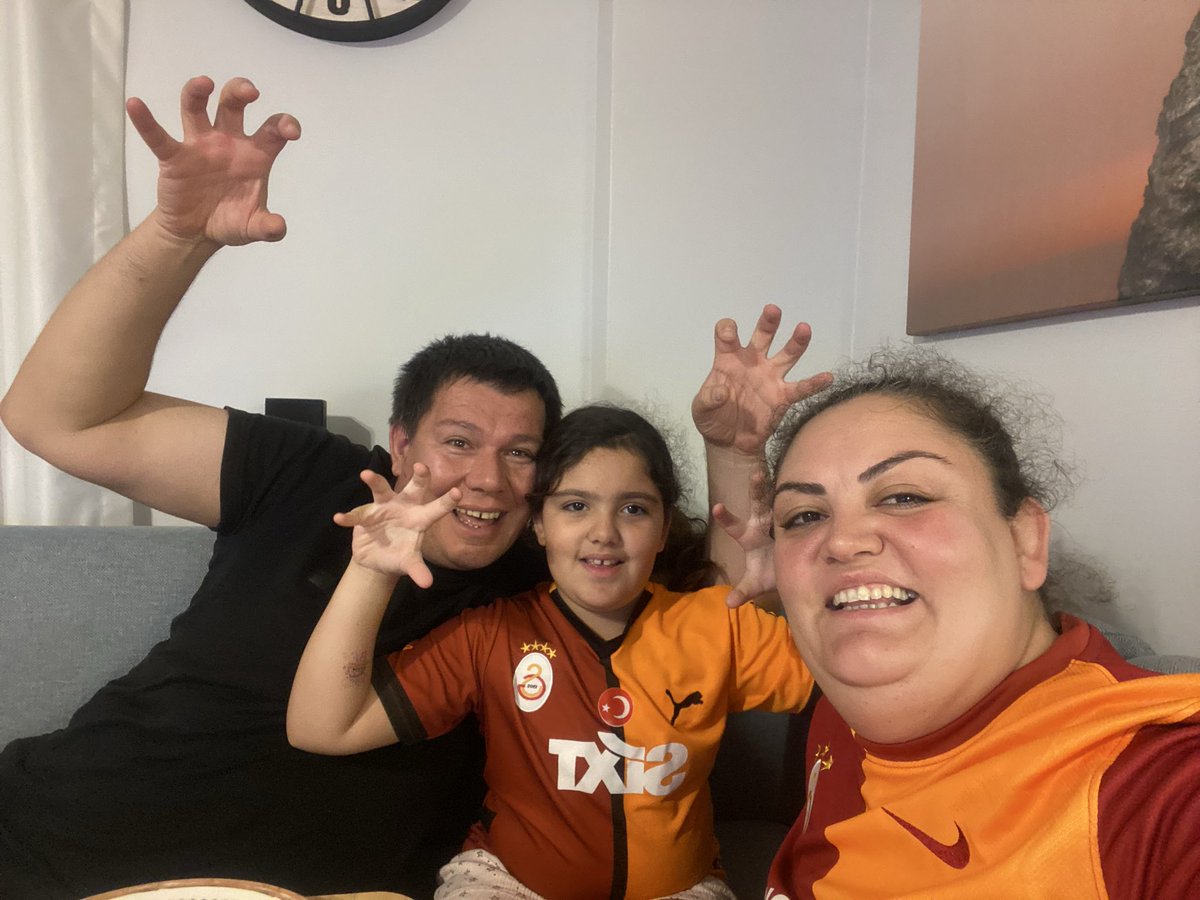 İddia büyük, kaybeden forma alıyor 😀 

#gs #bjk #derbi