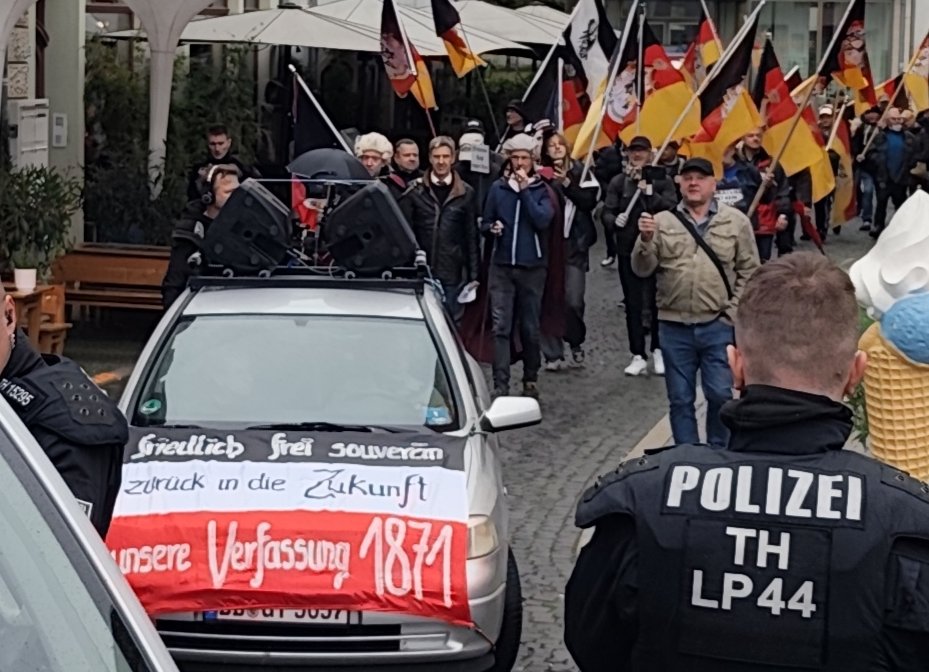 TassiloTimm's tweet image. #MLPD und REBELL heute in Weimar beim Protest gegen bundesweites "#Reichsbürger"-Treffen.
Manch einer mag lächeln, wenn Leute Kaiser Wilhelm nachtrauern und sagen, Deutschland hat keinen Friedensvertrag.
Was diese Ewiggestrigen jedoch fordern,...