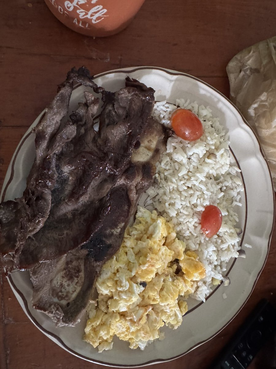 eder2016rubio's tweet photo. Aquí viendo #LaPremierEnHBOMax desayunando @MajolaB https://t.co/EiGvfYazJF