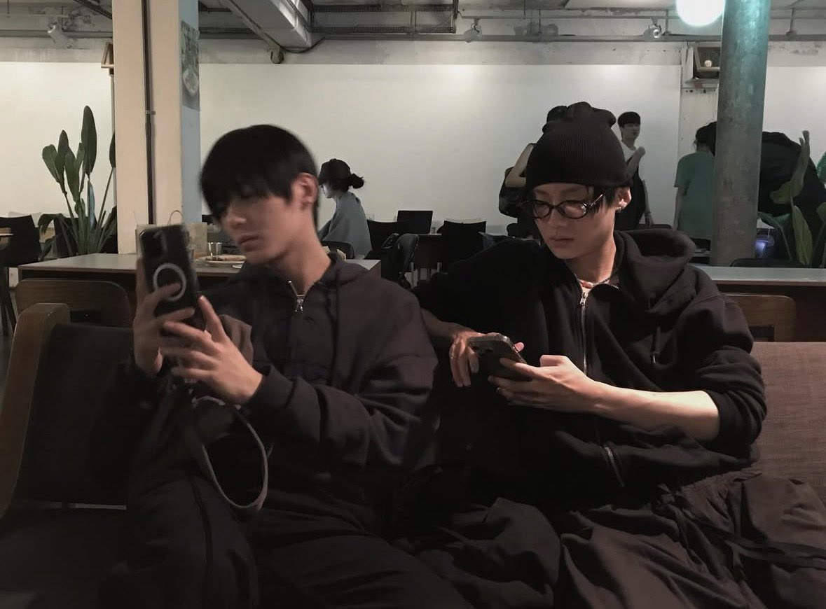 areumwoni's tweet photo. no one told me this photo exists https://t.co/UMF1DDx51r