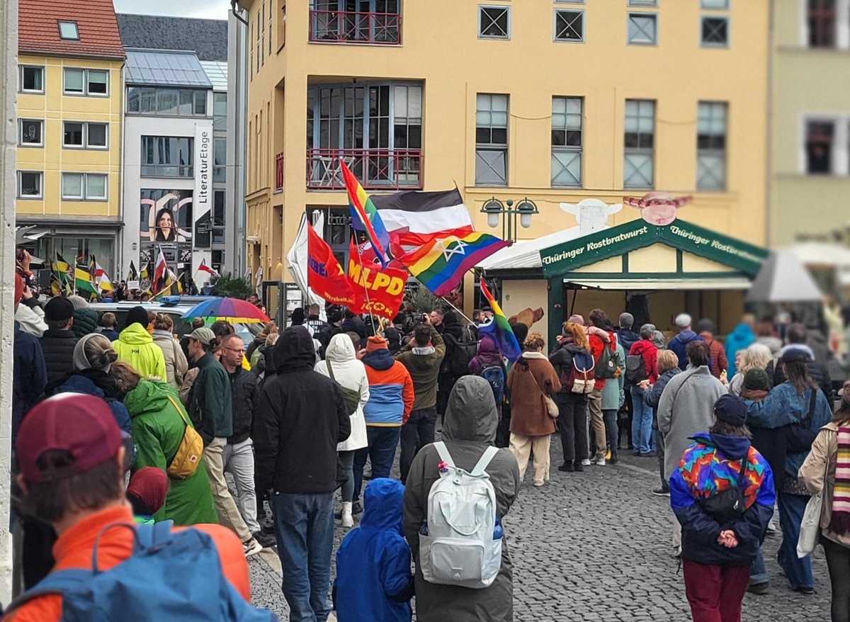 TassiloTimm's tweet image. #MLPD und REBELL heute in Weimar beim Protest gegen bundesweites "#Reichsbürger"-Treffen.
Manch einer mag lächeln, wenn Leute Kaiser Wilhelm nachtrauern und sagen, Deutschland hat keinen Friedensvertrag.
Was diese Ewiggestrigen jedoch fordern,...