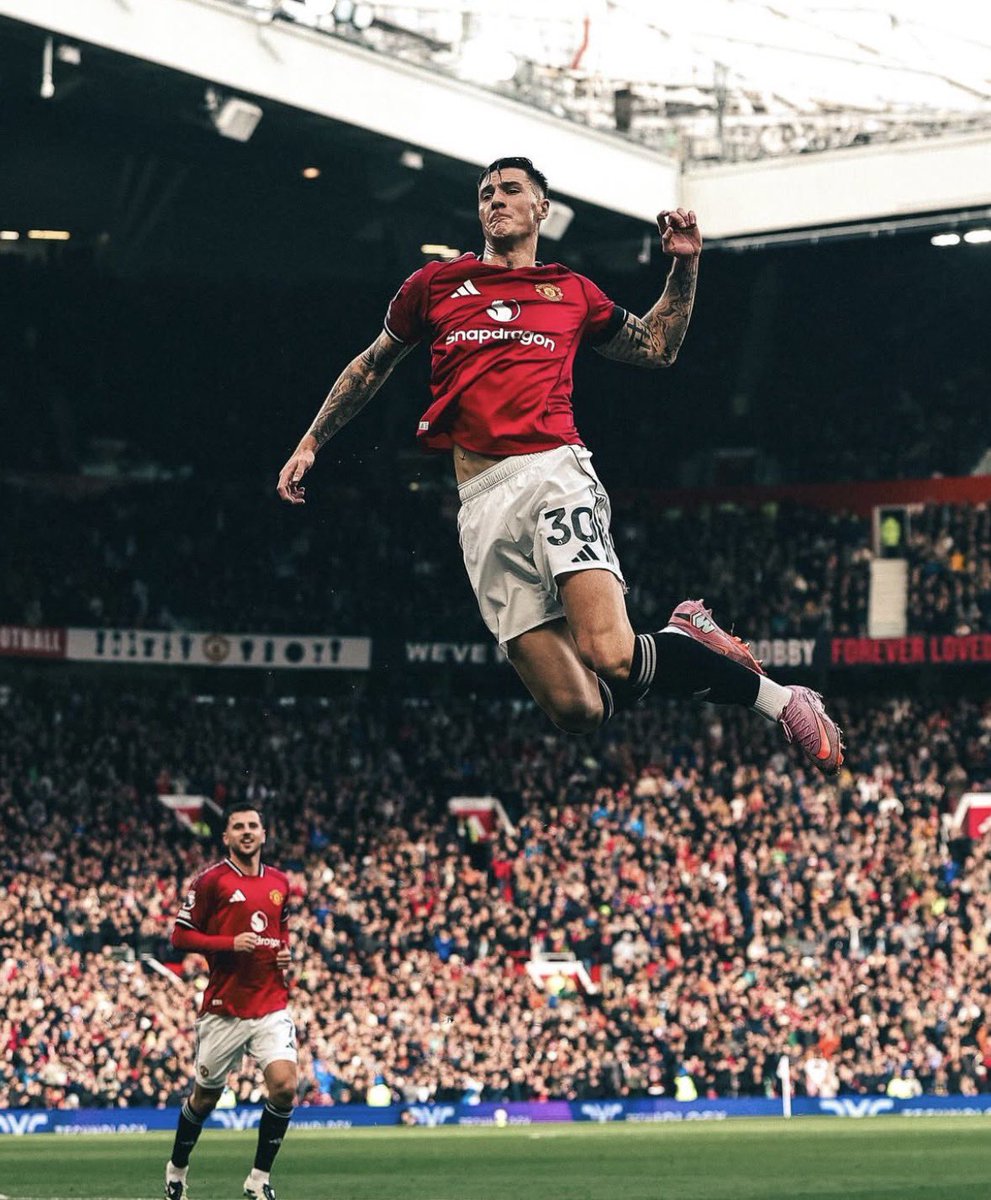 Utdtruthful's tweet photo. 🚨🗣️ Amorim on the reason for Sesko's arrival: “To score goals, bring a different profile. He will improve his connection with his teammates. He was on the receiving end of balls from Senne [Lammens], which is more important than people think in this league. We have a commanding guy on throw-ins. All his characteristics can help us win matches. We are very happy with him. He puts a lot of pressure on himself, which is not a bad thing. He has the potential to do much better." #MUFC [@MUnitedFR]