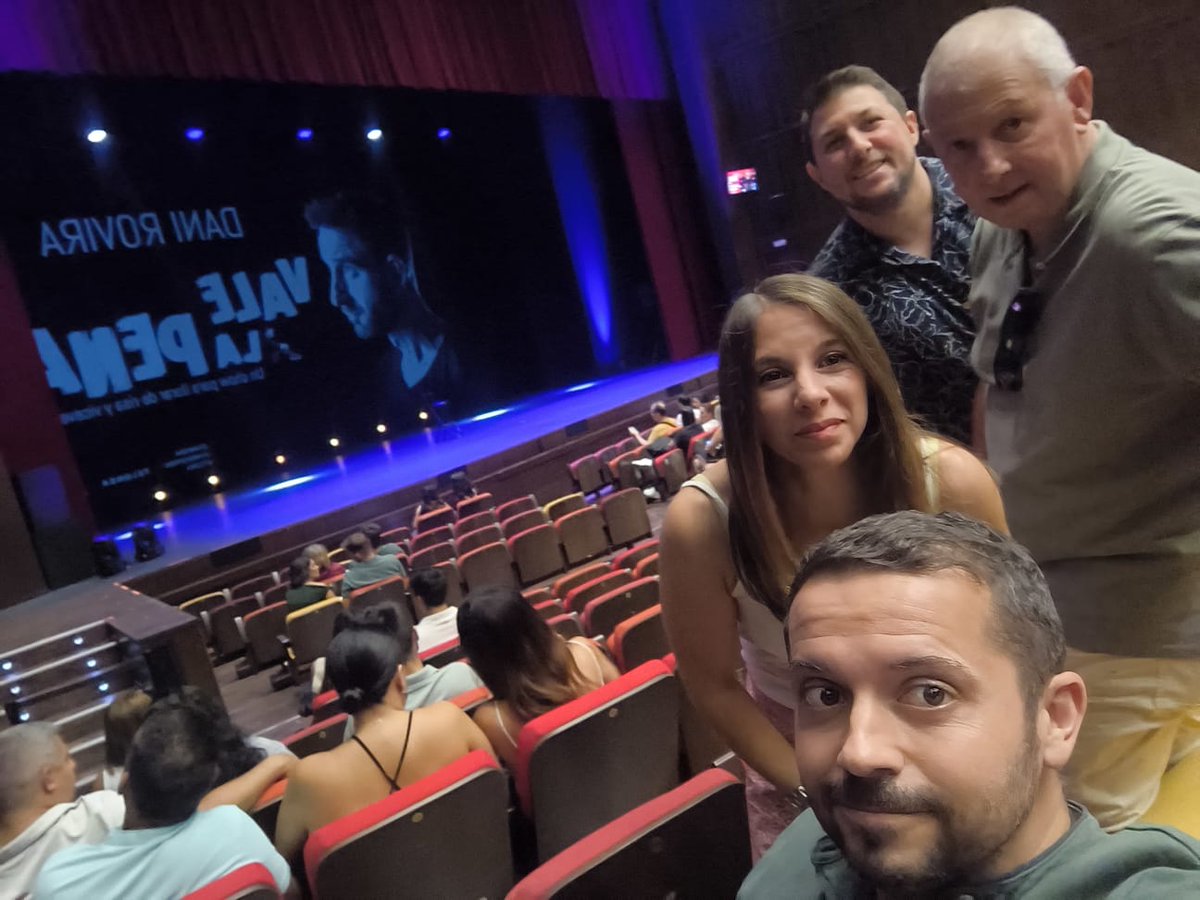 En Sevilla para ver a <a href="/DANIROVIRA/">Dani Rovira</a> en #ValelaPena. Gracias cuñado por el regalo 😊