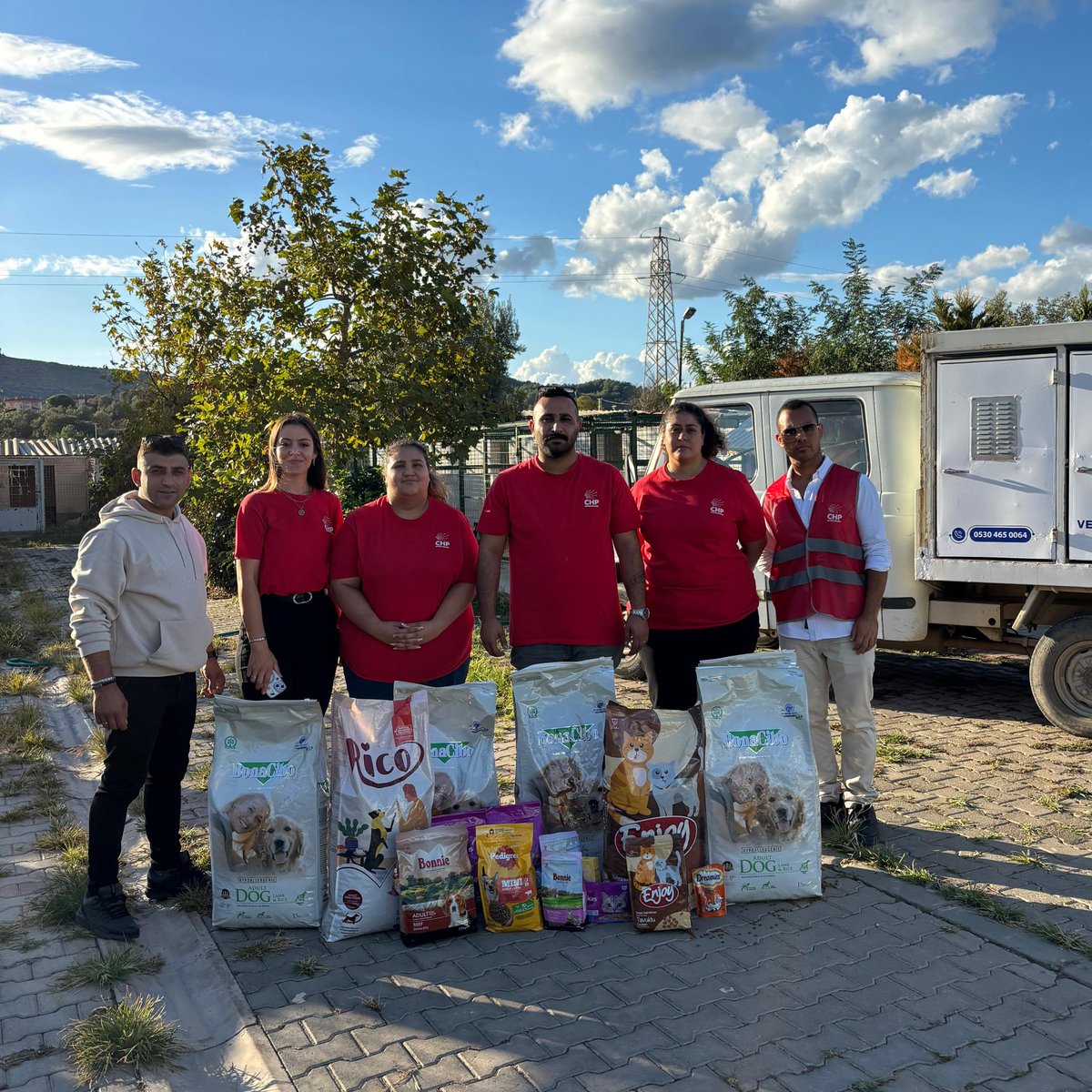 İlçe başkanımız Devrim Seyrek’in ricasıyla tebrik amaçlı ilçemize getirilen kedi ve köpek mamalarını hayvanları koruma günü kapsamında Güzelbahçe Belediyesinin hayvan barınağına teslim ettik. Patili dostlarımızı güvencesi de her daim Cumhuriyet Halk Partisidir!