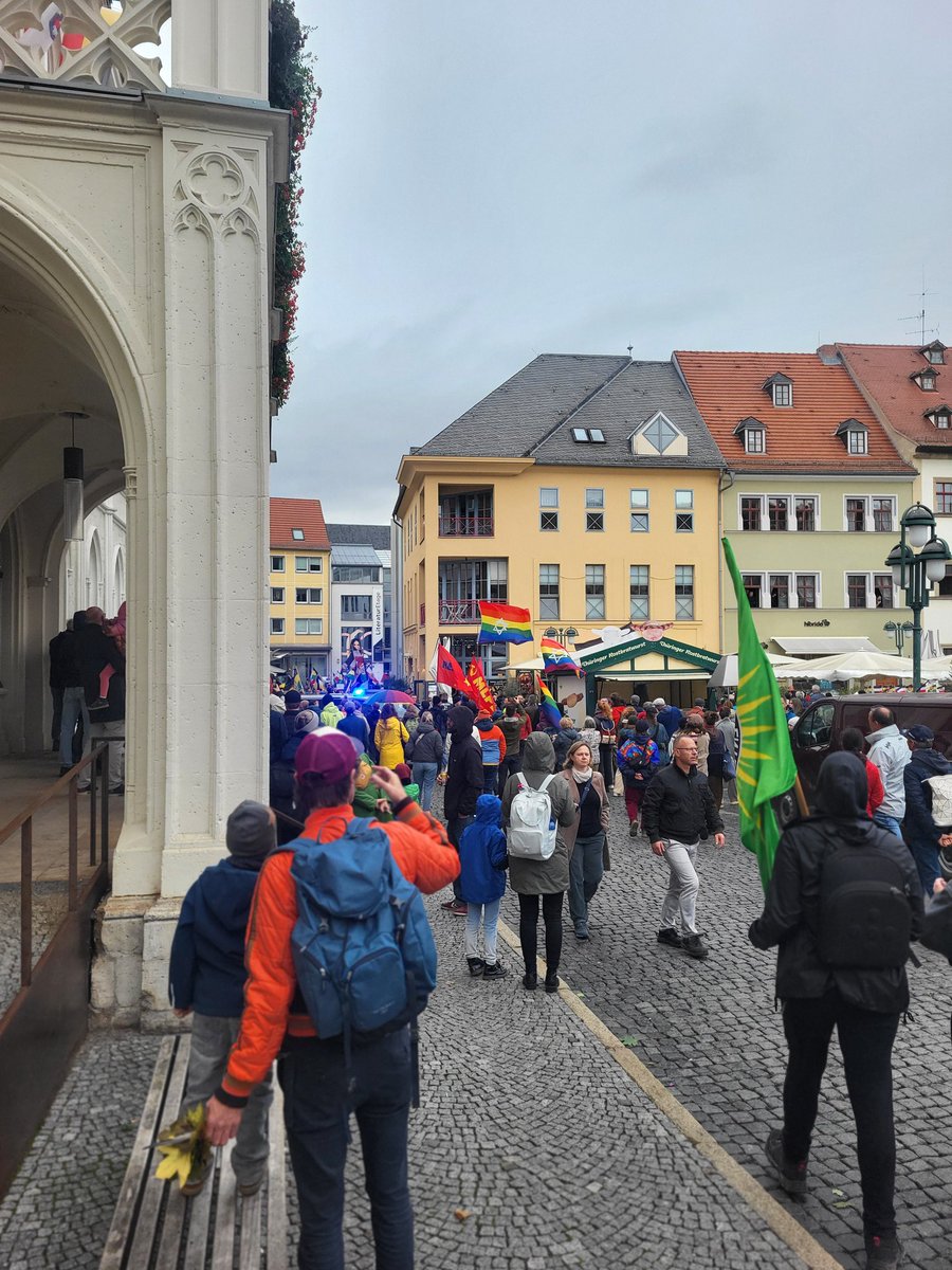 TassiloTimm's tweet image. #MLPD und REBELL heute in Weimar beim Protest gegen bundesweites "#Reichsbürger"-Treffen.
Manch einer mag lächeln, wenn Leute Kaiser Wilhelm nachtrauern und sagen, Deutschland hat keinen Friedensvertrag.
Was diese Ewiggestrigen jedoch fordern,...