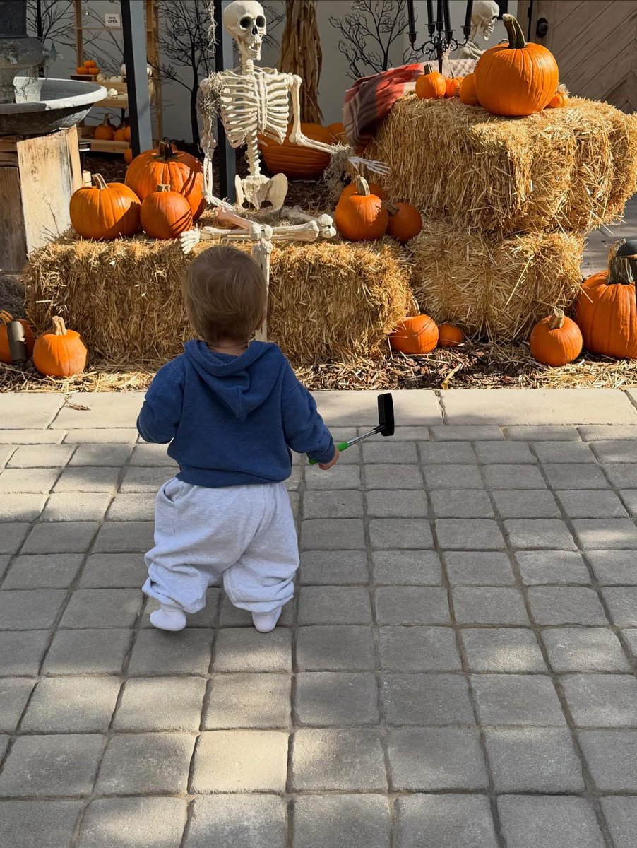 JustinTeamITA's tweet photo. Hailey ha condiviso su Instagram queste nuove foto di Jack! 🎃🦇👻 https://t.co/JsSvrOZ4iI