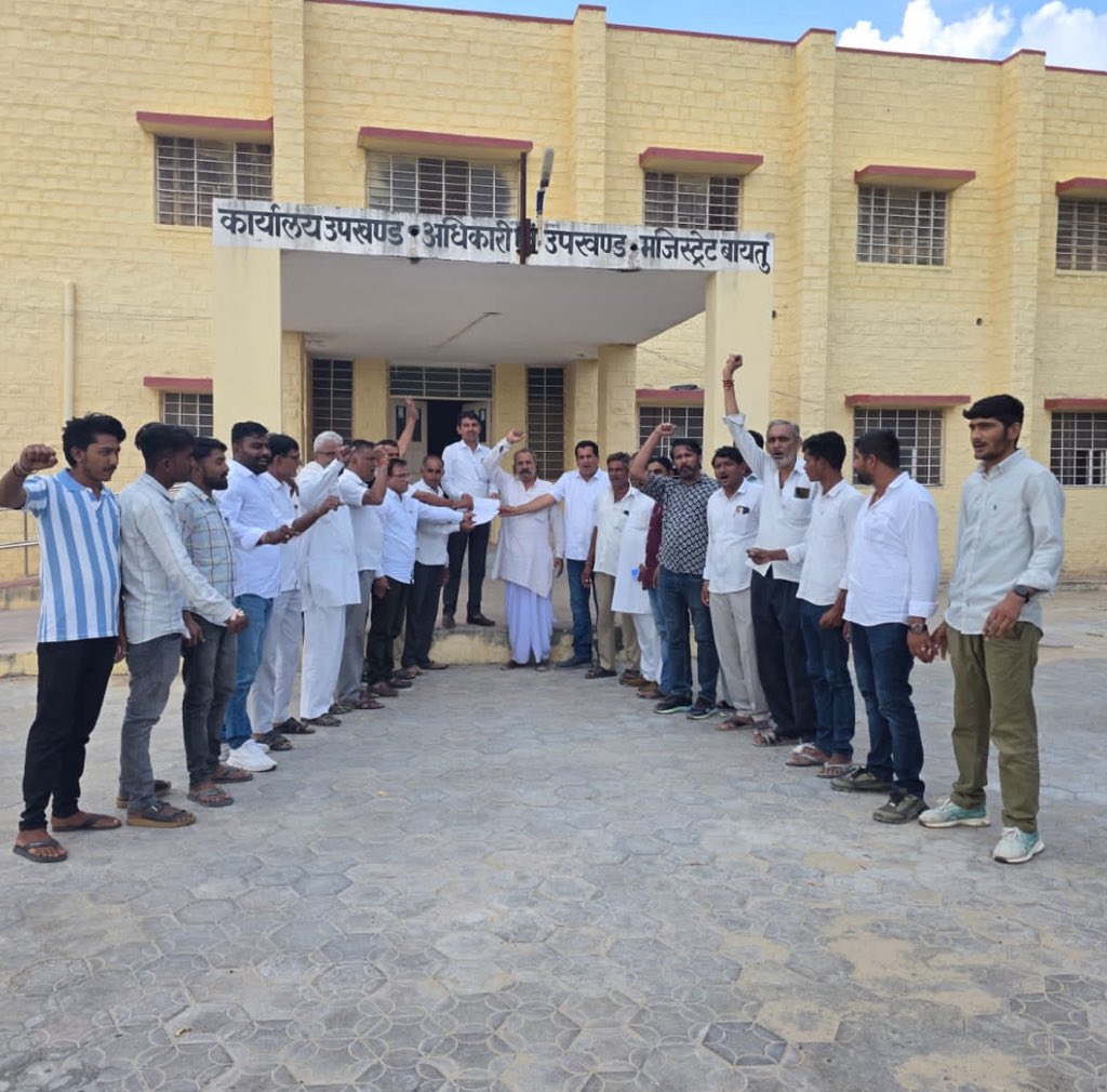 Barmer_Harish's tweet image. राजस्थान एनएसयूआई के प्रदेश अध्यक्ष @VinodJakharIN सहित कई कार्यकर्ताओं को प्रदेश की भाजपा सरकार द्वारा प्रताड़ित करने की मंशा से अनुचित रूप से गिरफ्तार कर हवालात में डालना लोकतांत्रिक मूल्यों पर प्रहार है।

इस तानाशाही रवैये के विरोध में आज बायतु उपखंड मुख्यालय पर ब्लॉक कांग्रेस…