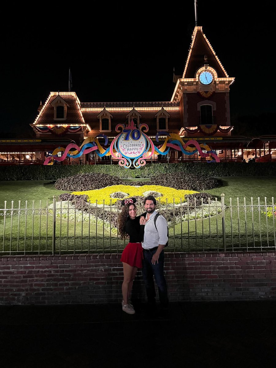 baldozambrano01's tweet photo. El galán #ArturoCarmona llevó a su linda novia a visitar a #Mickeymousse en Estados Unidos.
Muchas felicidades mi amor !!! Espero te la hayas pasado increíble , me encanta verte sonreír verte feliz!!! Te amo mucho , feliz cumpleaños mi amor !!
@mariaemilia_22 ❤️
Arturo Carmona https://t.co/jhMhRXwtW5