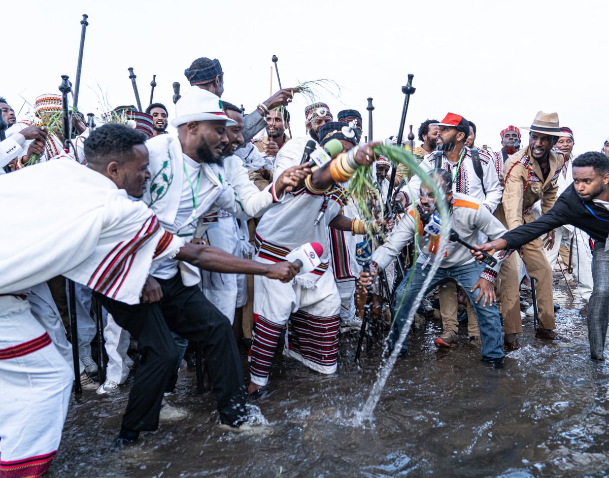 inmeafrika's tweet photo. Irrecha is a special Oromo thanksgiving festival where people come together to thank God for the good things of the year and pray for peace and blessings in the year to come. It’s a time of joy, unity, and gratitude. https://t.co/6uj6zBSfit