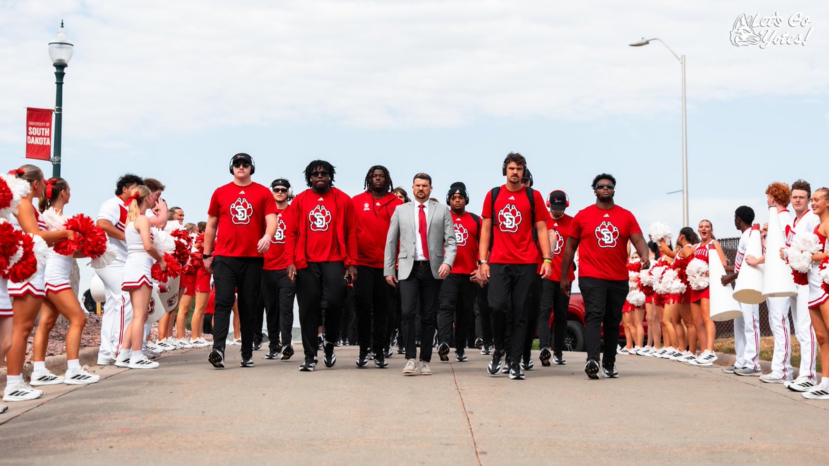 𝐃𝐚𝐤𝐨𝐭𝐚 𝐃𝐚𝐲𝐬 Coyote Walk ✅

#GoYotes