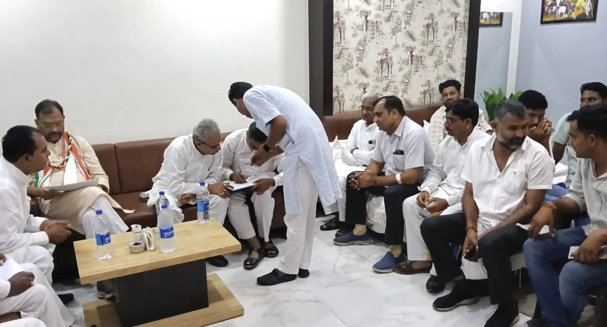 बालोतरा (राजस्थान) में जिले के पदाधिकारियों व वरिष्ठ नेताओं से संगठन सृजन अभियान को लेकर बैठक में चर्चा की। इस अवसर पर जिला अध्यक्ष श्री गोपाराम मेघवाल, गफ़ूर अहमद, पूर्व विधायक श्री मदन प्रजापत व वरिष्ठ नेतागण उपस्थित थे।