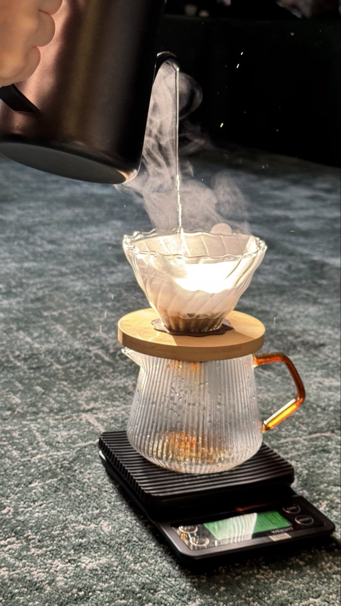 عاد وشلون فنجال تصبه يمناك؟