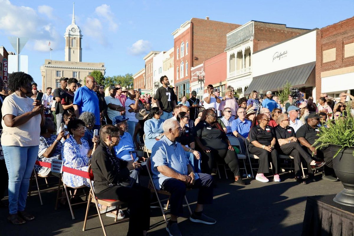 The new statue for the first Black Supreme Court Justice Thurgood Marshall was unveiled in Columbia, TN yesterday. Such an Amazing Event!! 

#cityofcolumbia #columbia #tennessee #history #supremecourt #resistance #blackhistory
