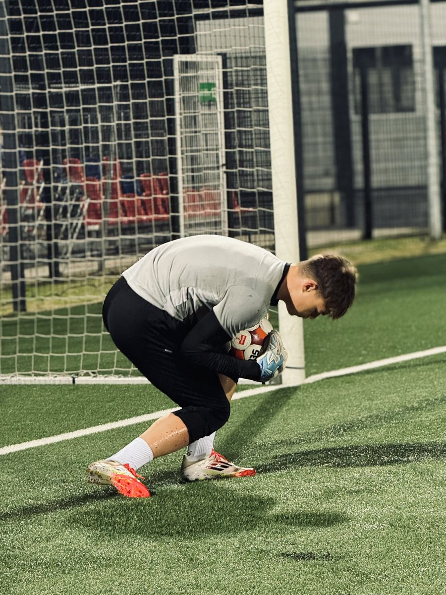 🤳 Z rozgrzewki bramkarzy. 

----
📺Oglądaj mecze Betclic 1 Liga na tvpsport.pl oraz w aplikacji TVP Sport.