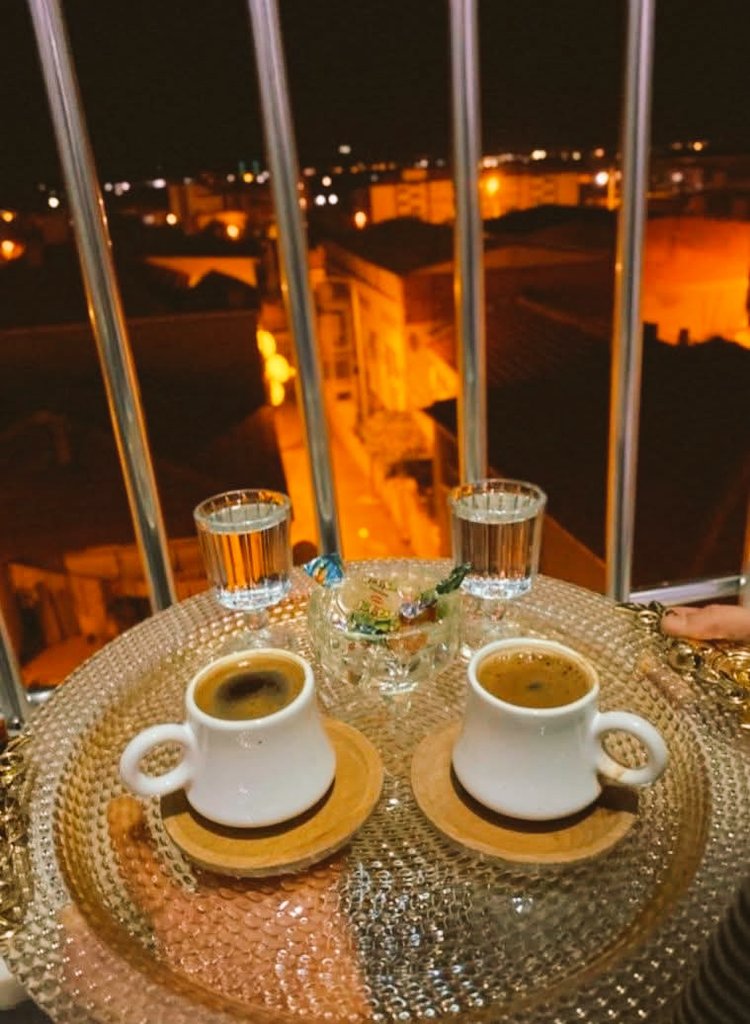 -

.
.
.

كادوا أن يطيروا من خفّة عقولهم ،
 لكن ثقل دمهم أنقد الموقف .☕

.
.
.