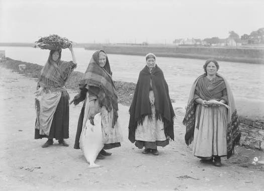 Sullybag's tweet photo. Before the 1960's Catholic Women had to cover their heads in Ireland 
https://t.co/o1M10QdxqQ.
#thegoodolddays #IrelandRising https://t.co/cPmC1c0jsa