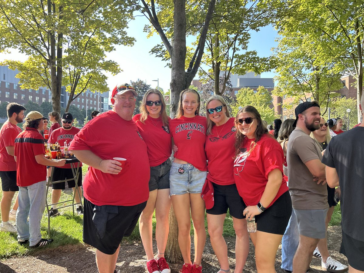 tsgabbard's tweet photo. Family weekend at UC! https://t.co/ipaUgXPW9S