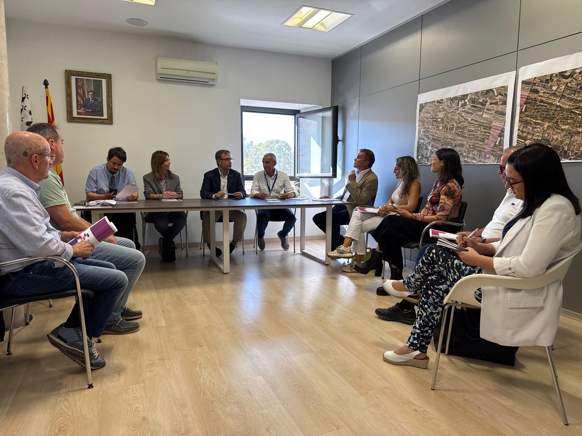 EinesRural's tweet photo. Trobada avui a Montgai amb el Conseller @llenguacatalana i alcaldies dels #MunicipisRurals:

🔊"som els guardians de la #LlenguaCatalana en 2/3 parts del territori".

#ERR Seguirem treballant amb més #Eines per preservar-la, impulsar el coneixement i reforçar-la com a identitat. https://t.co/J9O8RK8E9N