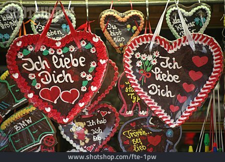 Kann man Lebkuchenherzen von der Kirmes eigentlich essen oder sind die furztrocken, schmecken scheiße und sind eigentlich nur Dekoration?