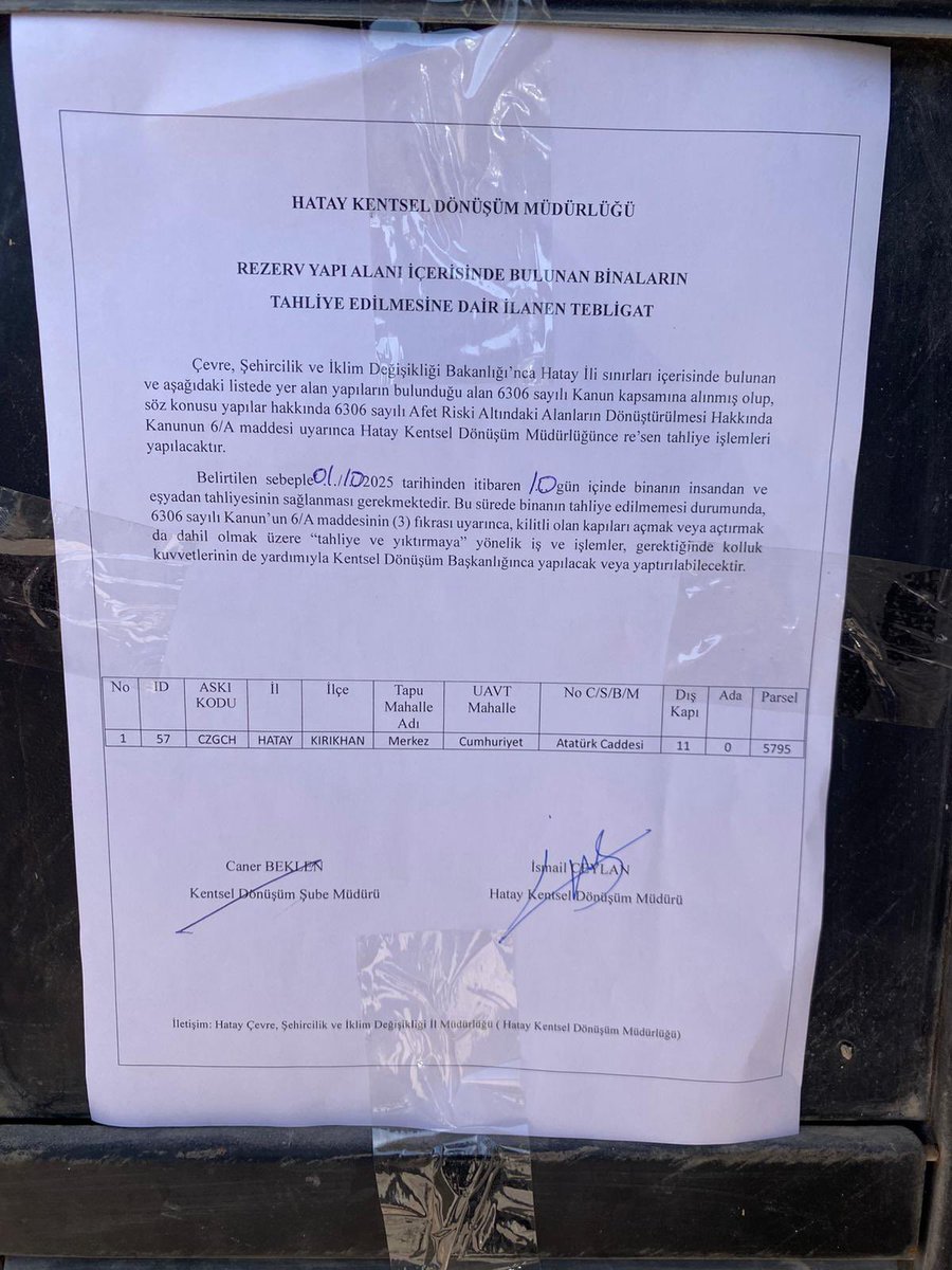 ZehraGungordu's tweet photo. Sayın Bakanım @murat_kurum deprem sonrası güçlendirme ruhsatı ve yapı kullanma izin belgesi almış binamıza dün tahliye kararı yazısı asıldı. Madem yıkılacaktı ya da rezerv alana girecekti, neden ruhsat ve yapı kullanma izin belgesi verildi? Doktoralı bir şehir plancısı bunu sorguluyorum Sn. Bakanım. Bilginize arz ederim. @csbgovtr