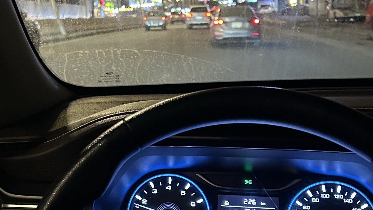 يقول عبد الله بن علوش :
ماني بقايل وش غيرك وش جاك ماجاك
 غير أبشر و سمعٍ و طاعه غرّك غلاك

وكثر( لبيه ) خلّاك تحسب قلوب
 الناس عندك بضاعه تذكرني أتذكرك…