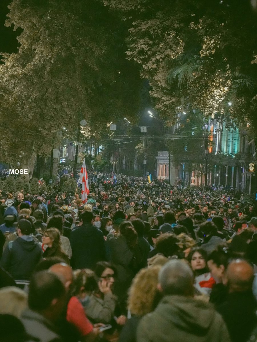Clashes continue on some side streets, while the Rustaveli Avenue is full of people, apparetly waiting for an assault.

#GeorgiaProtests

📷 MOSE