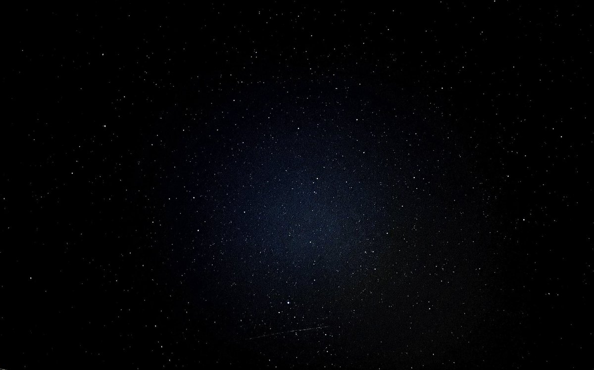 كم من مرة نظرت إلى النجوم وسألتها ..
لماذا يبدو كل شيء بعيداً
الأحلام، الاشخاص، وحتى نفسي
كأن الحياة كلها تعاقبني بالمسافات